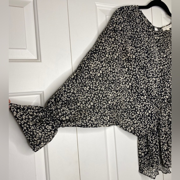 Grade & Gather Leopard Print Blouse. Size: SM - Picture 4 of 7